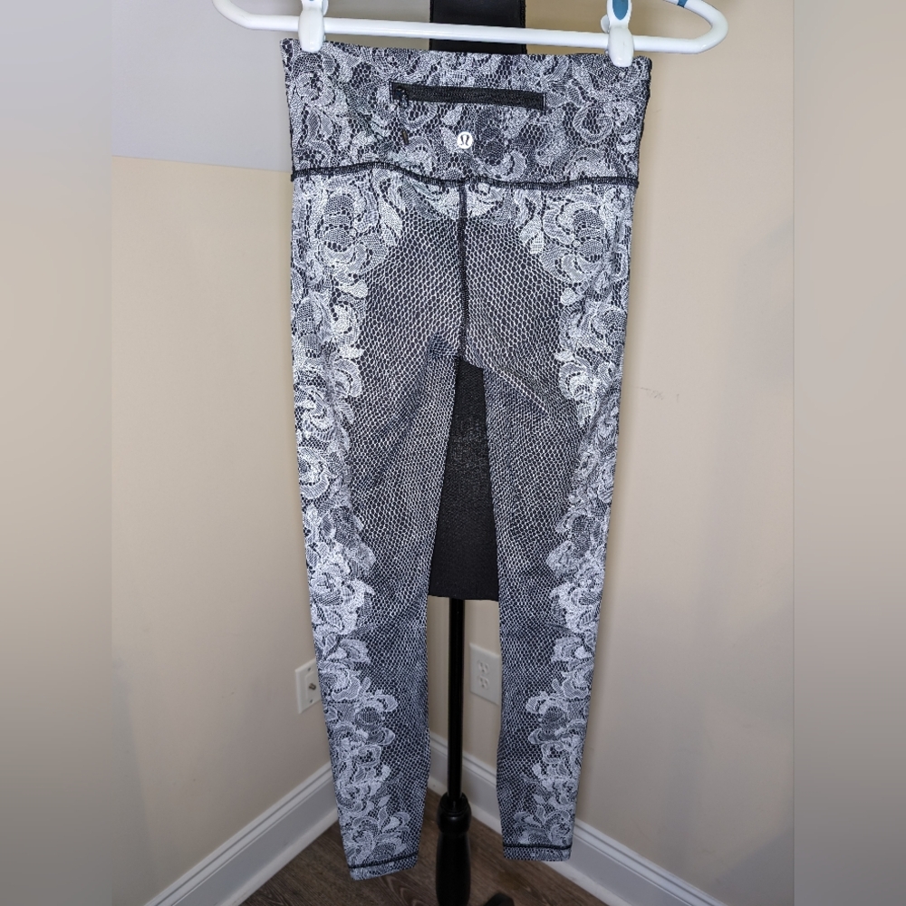 Lululemon Wunder Under 7/8 Lace Print Leggings Size 4 Black White